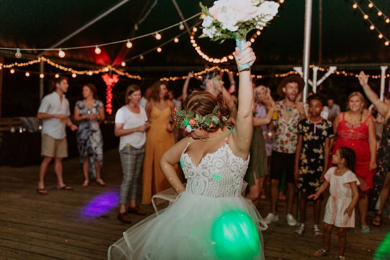 Una pareja y sus invitados bailando al aire libre