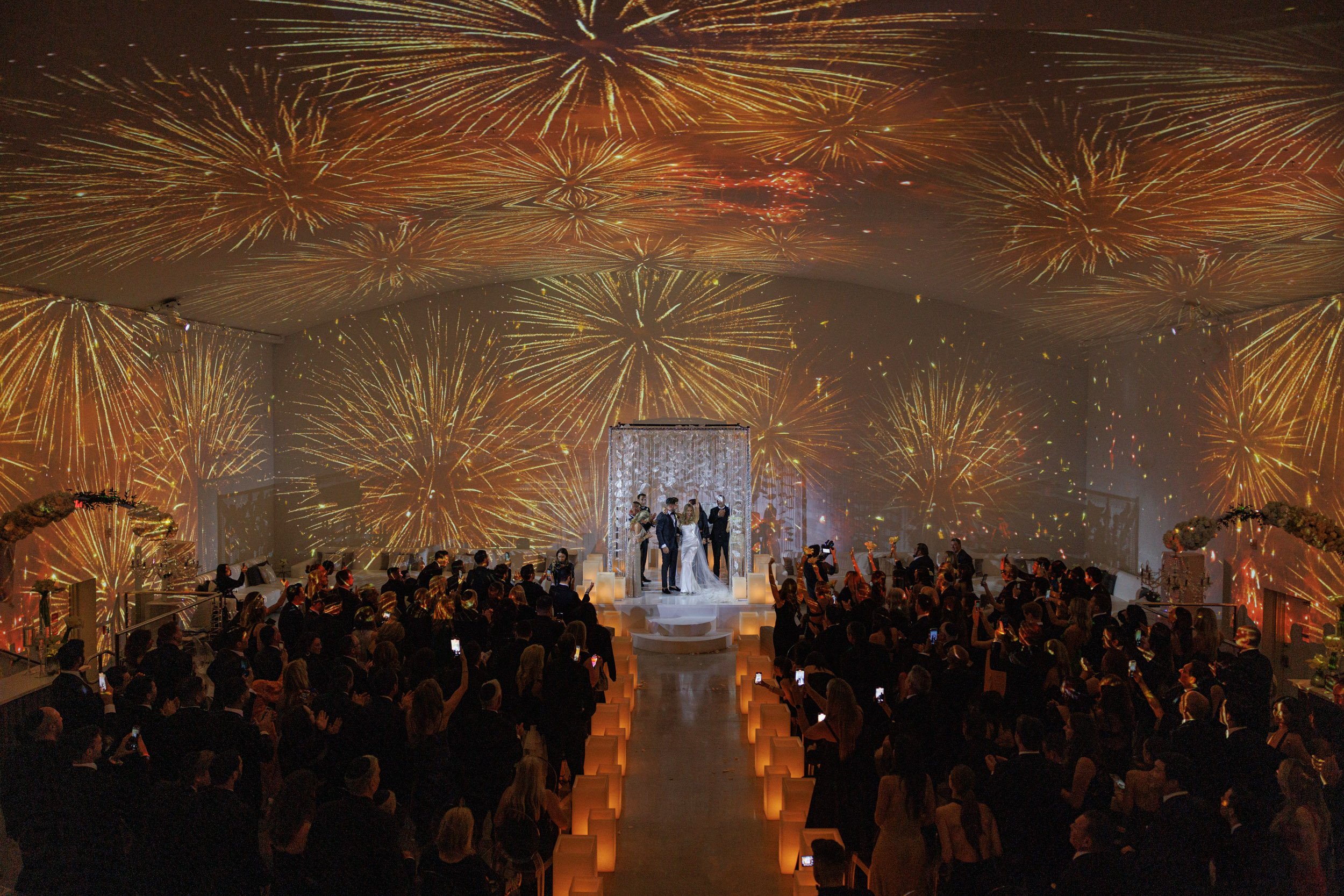 Una celebración nocturna con luz y escenografía